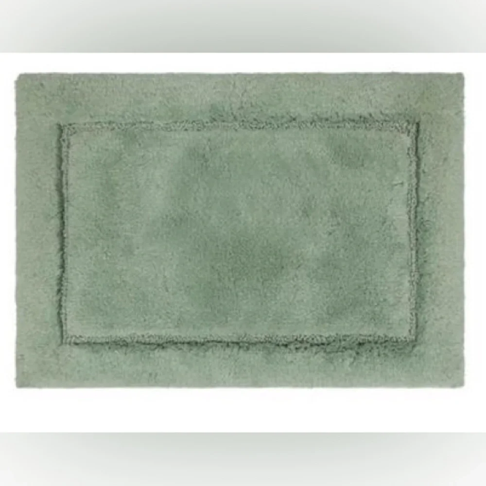 *BRAND NEW* Fuzzy Bath Mat